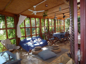 Гостиница Casa Bougainvillea  Сан-Теотониу